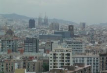 Schwarzer Humor: Die 4 Eckpfeiler meiner Schreibkunst Beispiel für schwarzer Humor: Hickelkasten in Barcelona, Spanien: Der Sprung in den „Himmel“ ist in diesem Fall ein Sprung in den Tod. Hier hat sich jemand einen makabren Scherz erlaubt.