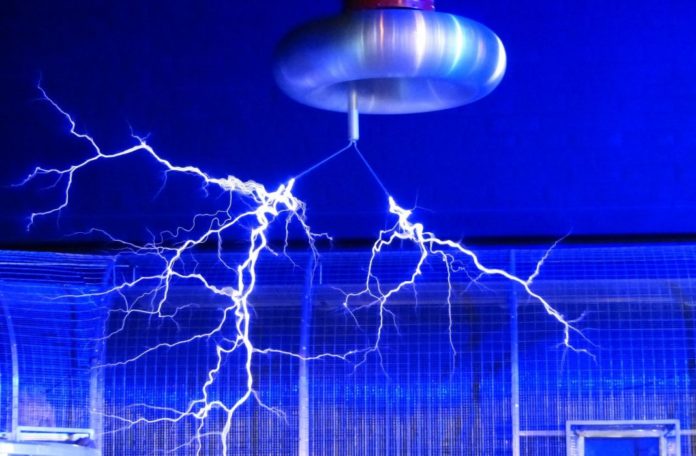 Teslaspule - Starkstromexperiment mit Blitzen von Erfinder Dr. Nikola Tesla