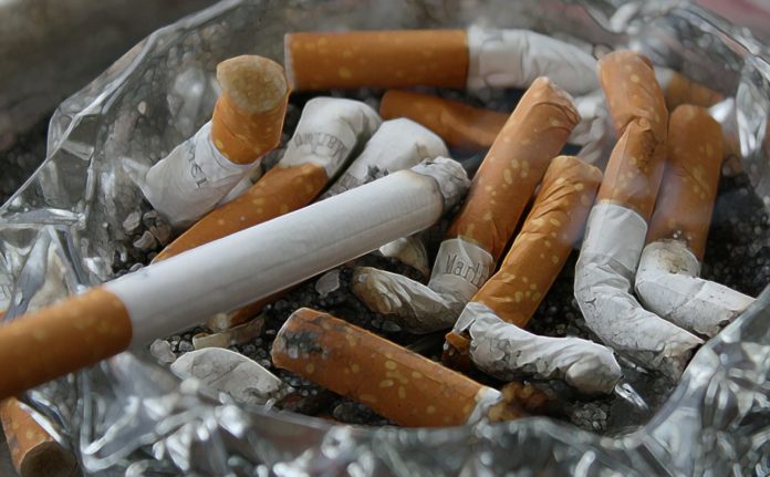 Aschenbecher voll mit Zigaretten: Machen Sie den Tabaksucht-Test