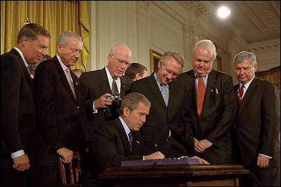 USA PATRIOT Act: Unterschrift von George W. Bush