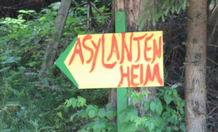 Hinweisschild zum 'Asylantenheim' in der Marktgemeinde Griffen (2010) für Kriegsflüchtlinge