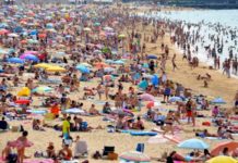 Bevölkerungsreduktion: Biomasse vom Planeten fegen? Menschenmenge am Strand