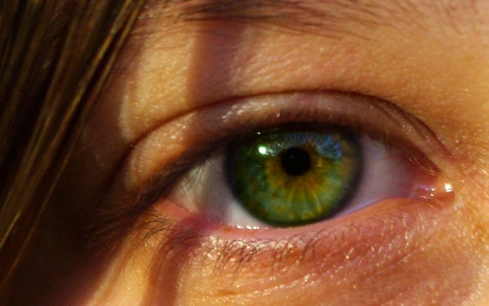 Grünes Auge einer Frau