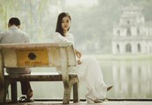 Liebestöter: Worte, die die Beziehung töten! Asiatisches Paar sitzt getrennt auf einer Bank nach einem Streit