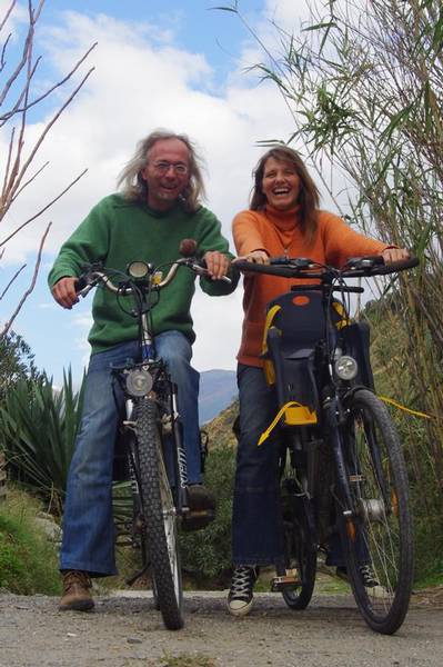 Michel Daniek und Frau auf Solar-E-Bikes