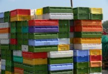 Umweltschonende Behälterreinigung Behälterreinigung: Plastik Boxen in der Lebensmittelindustrie