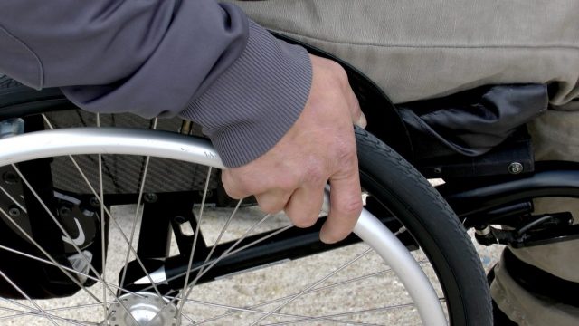 Person im Rollstuhl