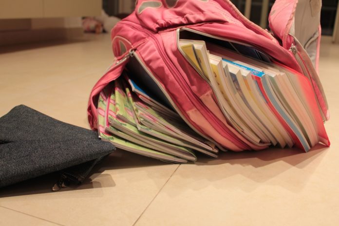 Schulranzen voll mit Büchern Schulranzen voll mit Büchern