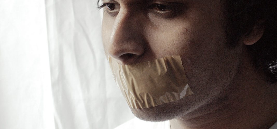 Wie die Maske für die Person aus dem ätherischen Öl und dem Ton zu machen