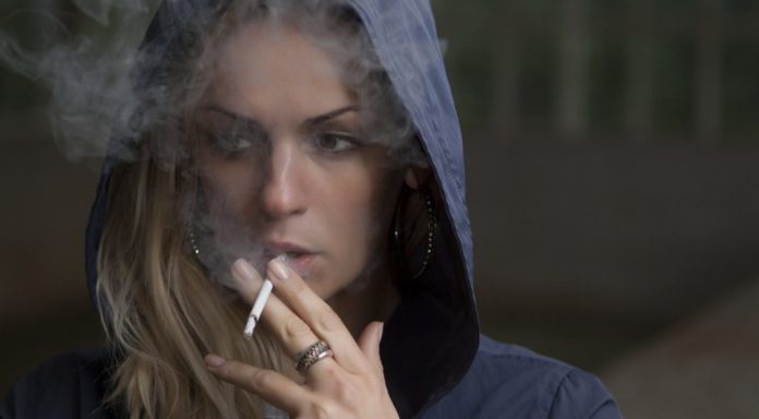 Die 12 Rauchertypen - hier: Frau, raucht genüsslich eine Zigarette