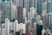 Die rasante Verstädterung: Ein internationaler Vergleich Hong Kong Skyline bei Tageslicht