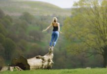 Die 4 Erhabenen Geisteshaltungen: Weg zur Fülle im Leben Frau mit den erhabenes Geisteshaltungen beim Meditieren