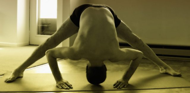 Yoga-Übung Prasarita Padottanasana