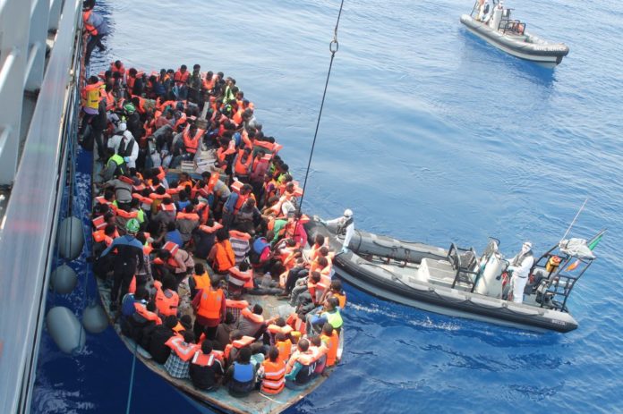 Während der von Frontex geführten Operation Triton im südlichen Mittelmeer rettet das irische Flaggschiff LÉ Eithne zahlreiche Flüchtlinge