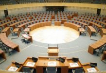 Die großen Parteien geben sich die Klinke abwechselnd in die Hand! Innenbereich des Plenarsaals Landtag Nordrhein-Westfalen