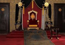 Die Macht selbstbestimmter Glaubenssätze – Werden Sie König in Ihrem Königreich! Throne room in the Museum of the Imperial Palace of the Manchu State, Changchun, Jilin province, northeast China.