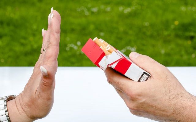 Nichtraucher Durch ein neues Glaubenssystem - Hand die eine Zigarette ablehnt