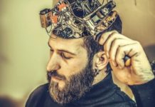 Alles nur eine Sache der Gedanken? Mechanischer Apparat auf dem Kopf für die Gedanken