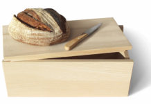 Brot länger frisch halten mit einem Zirbenholz-Brotkasten Ein Laib Brot auf einem Brotkasten aus Zirbenholz