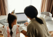 Homeoffice & Homeschooling: Welche Hürden sind zu bewältigen? Homeschooling - Mutter macht Hausaufgaben mit Tochter am Laptop