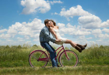 Partnerschaft und Ehe: So führt man eine glückliche Beziehung Glückliches Pärchen gemeinsam auf dem Fahrrad