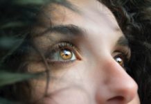 Spirituelle Gedanken Ökonomie – so kommt dein Geist zur Ruhe nach oben starrende Frau