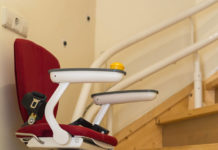 Treppenlifte erhalten die Bewegungsfreiheit Treppenlift im Innenbereich an einer kurvigen Treppe