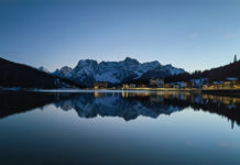 So machen Sie tolle Naturfotos mit einem Smartphone Berg mit Schnee spiegelt sich im See
