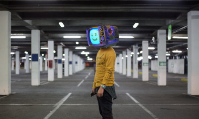 Mann in der Garage mit einem Monitor als Kopf