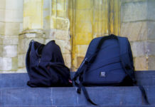 Schultaschen-Ergonomie: Wie man Rückenschmerzen bei Kindern vorbeugt Schulranzen mit schlechter Schultaschen-Ergonomie