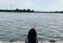 Autosuggestion – die Macht der Vorstellungskraft Frau sitzt auf dem Steg am Wasser und übt ihre Autosuggestion