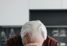 Alzheimer ist heilbar Mann mit Alzheimer schlägt Hände vor dem Kopf