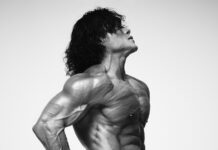 Moderne Bodybuilding-Präparate: Wie SARMs, Wachstumshormone und Fettverbrenner die Leistung steigern Bodybuilder in oben ohne Pose, der Bodybuilding-Präparate verwendet