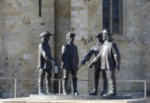 Mächtiger als das Schwert Mächtiger als das Schwert - $ Statuen mit Schwertern